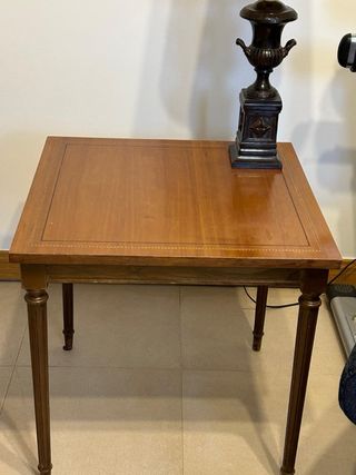 Mesa auxiliar de madera