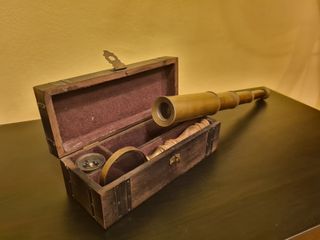 Cofre náutico con brújula, catalejo y lupa