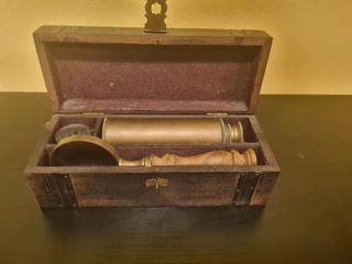 Cofre náutico con brújula, catalejo y lupa