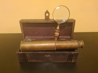 Cofre náutico con brújula, catalejo y lupa