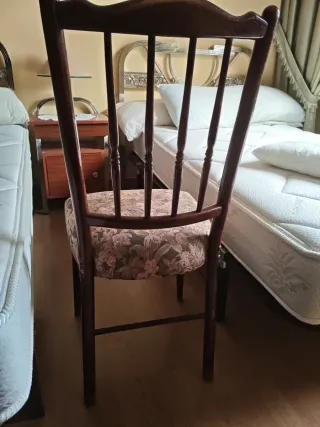 Silla de madera con asiento estampado