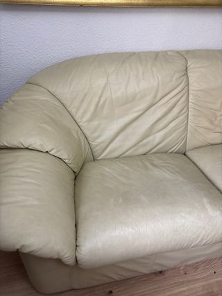 Sofá de piel beige