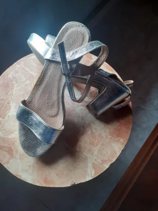 Sandalias plateadas tacón
