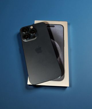 iPhone 15 Pro 128GB con scatola e cavo