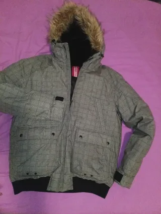 Cazadora de cuadros con capucha