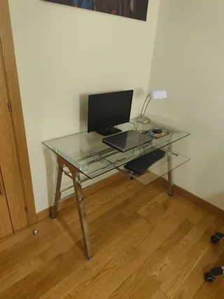 Mesa de escritorio de cristal y metal