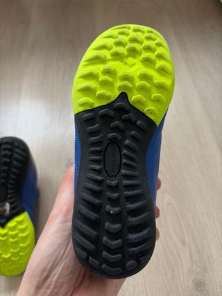 Botas de fútbol infantil multitacos talla 30