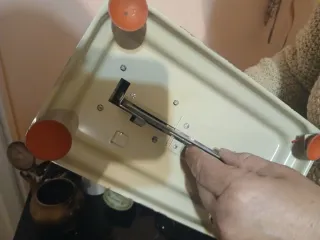 Máquina de coser antigua beige 60s