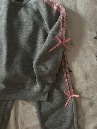 Chándal niña gris con detalles rosas