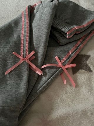 Chándal niña gris con detalles rosas