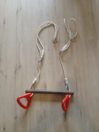 Columpio trapecio con anillas rojas