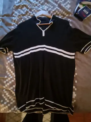 Camiseta negra con rayas blancas entrega en mano