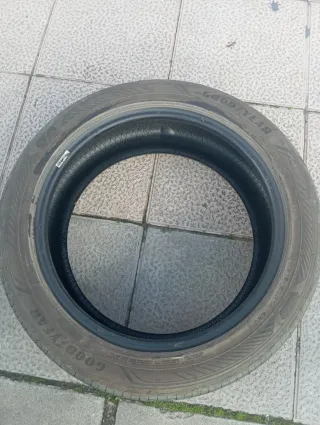 Dos neumáticos Goodyear 215/50 R18 92V