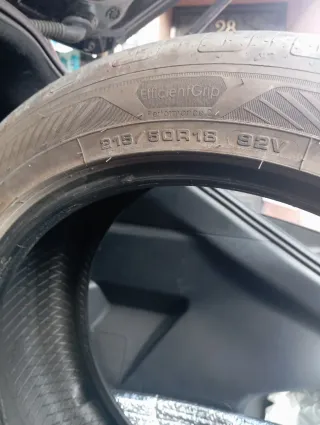 Dos neumáticos Goodyear 215/50 R18 92V