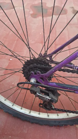 Bicicleta SHIMANO Morada y Amarilla