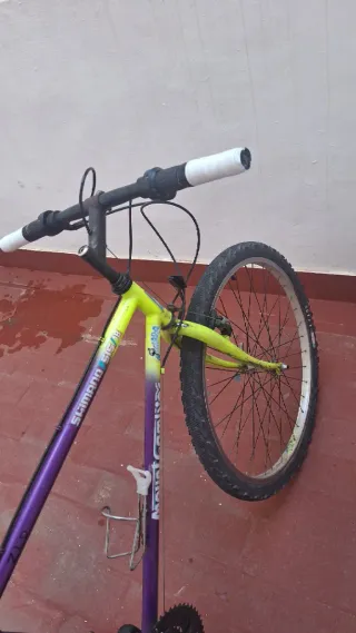 Bicicleta SHIMANO Morada y Amarilla