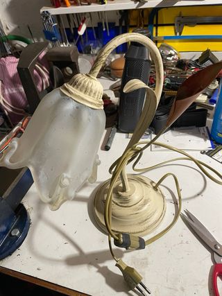 Lampada da tavolo floreale beige