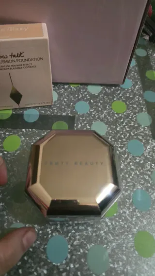 Fenty Beauty compacto maquillaje dorado/plateado