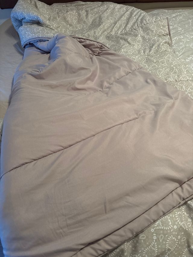 Edredón beige con estampado blanco