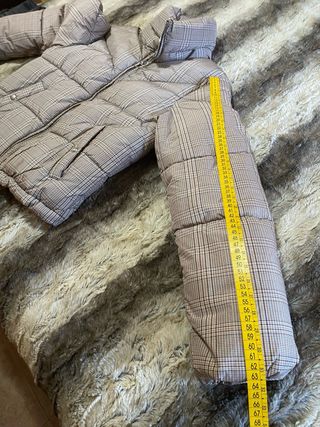 Abrigo acolchado cuadros beige y gris