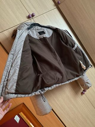 Abrigo acolchado cuadros beige y gris