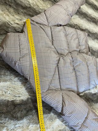 Abrigo acolchado cuadros beige y gris