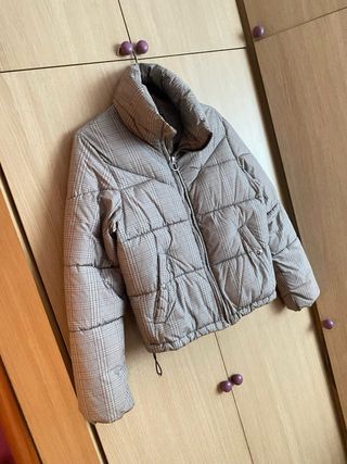 Abrigo acolchado cuadros beige y gris