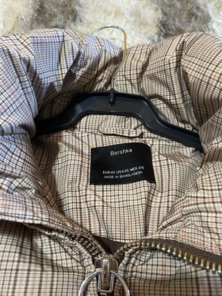 Abrigo acolchado cuadros beige y gris