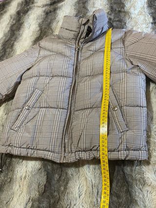 Abrigo acolchado cuadros beige y gris