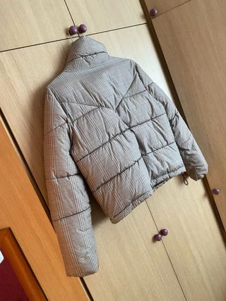 Abrigo acolchado cuadros beige y gris