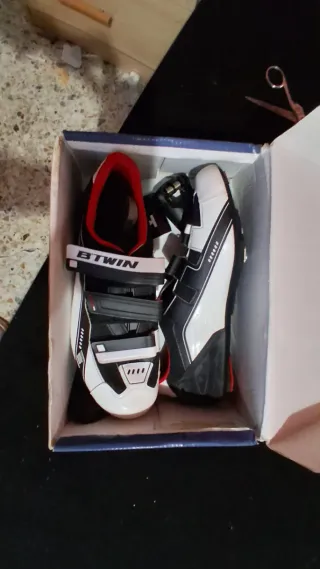 Zapatillas ciclismo Btwin num. 44 con pedales