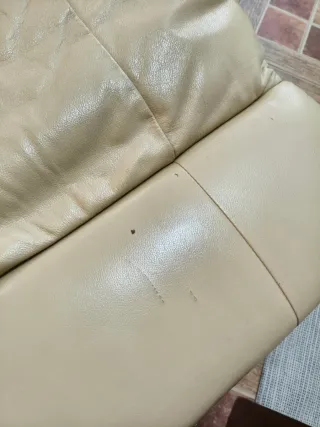 Sillón de piel beige con masaje