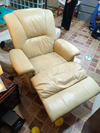 Sillón de piel beige con masaje