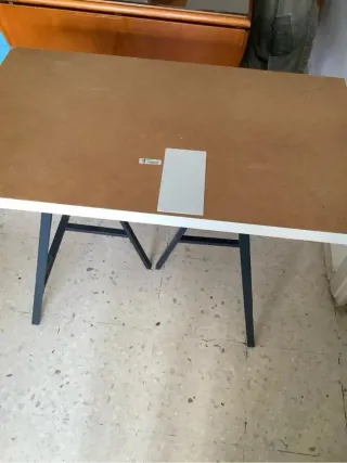 Escritorio de madera blanco con patas de caballete