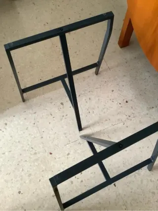 Escritorio de madera blanco con patas de caballete