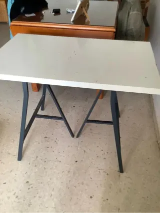 Escritorio de madera blanco con patas de caballete