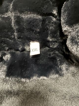 Abrigo de pelo sintético negro con capucha