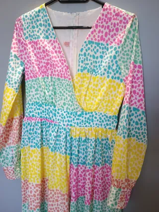 Mono largo con un vibrante estampado.