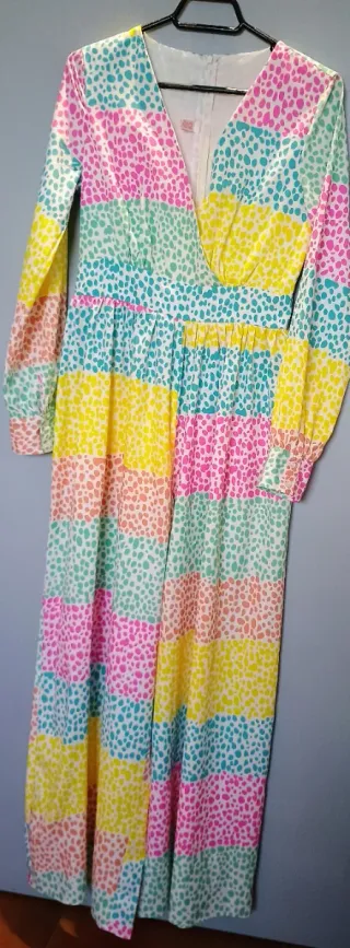 Mono largo con un vibrante estampado.