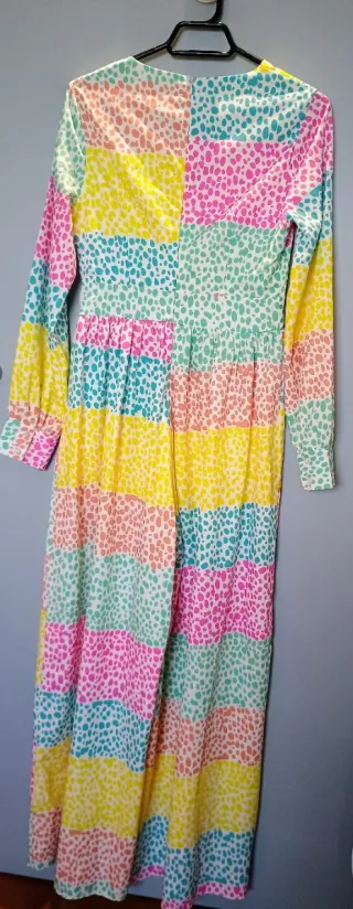 Mono largo con un vibrante estampado.