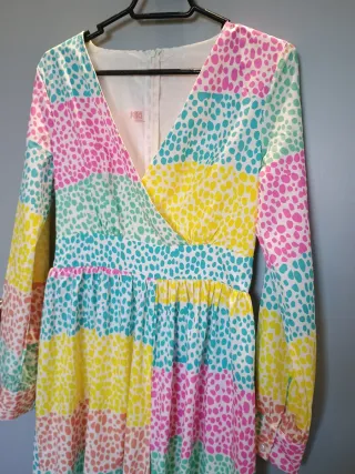 Mono largo con un vibrante estampado.