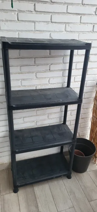 Estantería negra de plástico