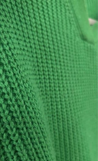 Jersey verde cuello pico