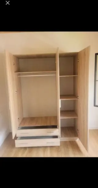 Armario de madera con cajones y baldas