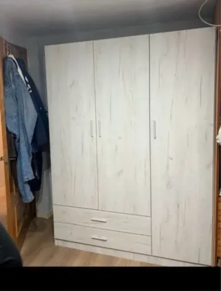 Armario de madera con cajones y baldas