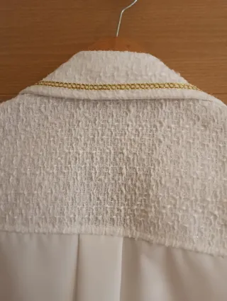 Blusa blanca con detalles dorados