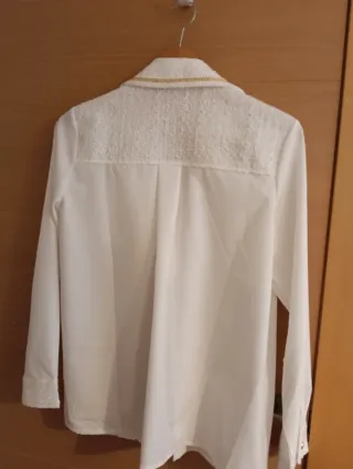Blusa blanca con detalles dorados