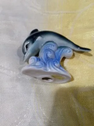 Figura ceramica delfino onde