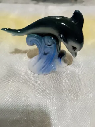 Figura ceramica delfino onde