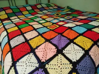 Manta artesanal multicolor tejida a mano.